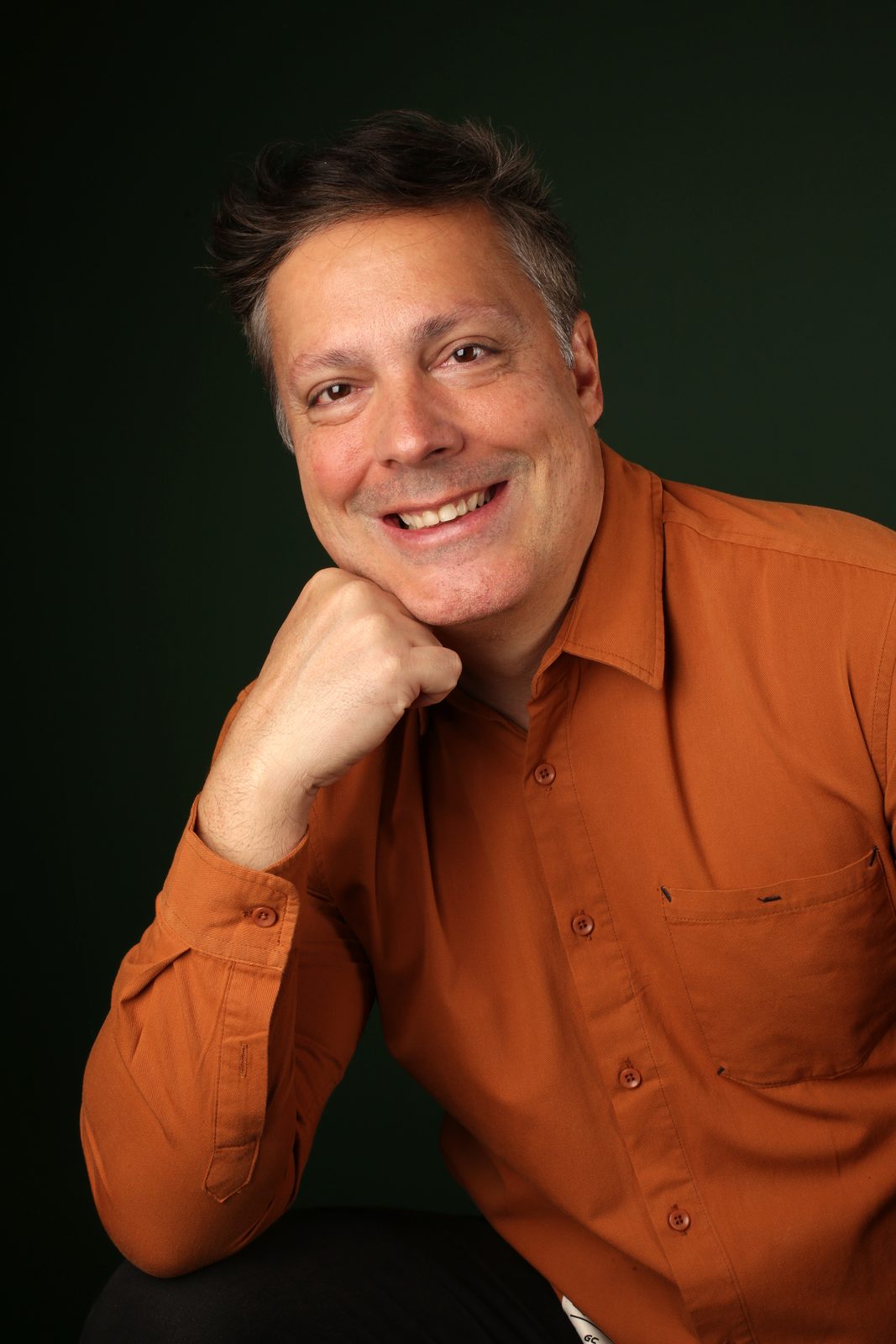 Eduardo Lassah, ator para publicidade no Rio de Janeiro Eduardo Lassah, ator, sorrindo em retrato para publicidade